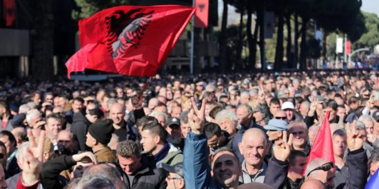 Αλβανία: Ειρηνική η σημερινή συγκέντρωση της αντιπολίτευσης στα Τίρανα