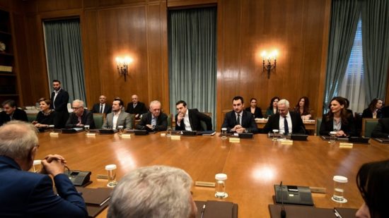 Μαξίμου: Πρώτα Αναθεώρηση, μετά ανασχηματισμός και νέο άνοιγμα στην κεντροαριστερά