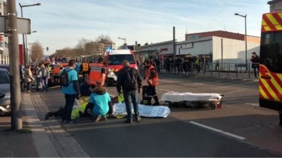 «Κίτρινα Γιλέκα»: Αυτοκίνητο έπεσε πάνω σε διαδηλωτές