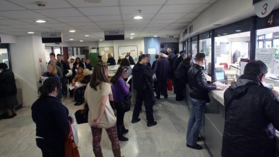 Απειλή κατάσχεσης για έναν στους δύο που χρωστούν στην εφορία