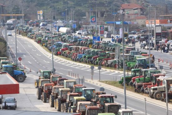 Οι αγρότες έκλεισαν και τα δύο ρεύματα στα Τέμπη
