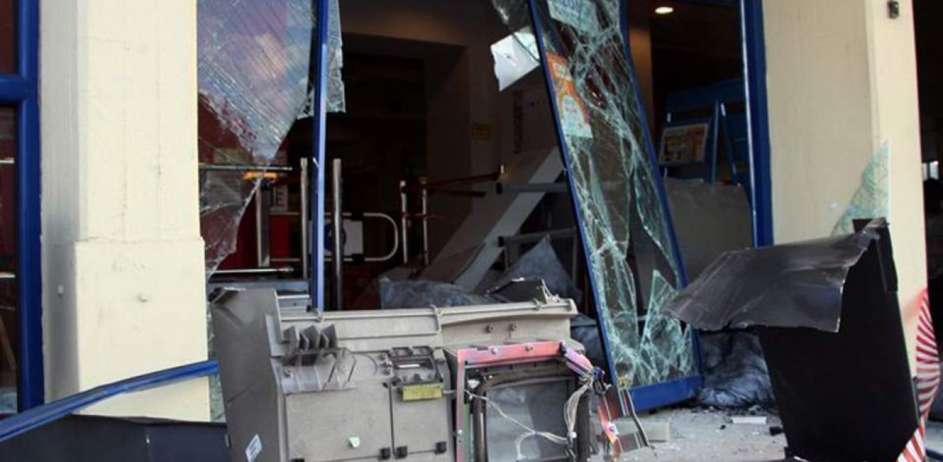 Μέγαρα: Έστειλαν τους αστυνομικούς αλλού και μπούκαραν με αυτοκίνητο σε τράπεζα!