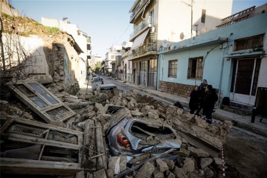 Τσελέντης προς Σπίρτζη: Κίνδυνος να γκρεμιστούν στα κεφάλια μας εκατοντάδες παλιά κτήρια