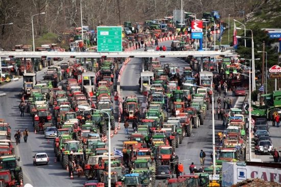 Στον αποκλεισμό των Τεμπών προχωρούν το μεσημέρι οι αγρότες