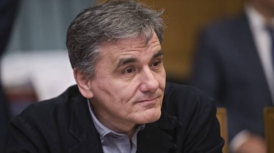 Με τους στόχους των πρωτογενών πλεονασμάτων επί Σαμαρά απαντά ο Τσακαλώτος σε Μητσοτάκη