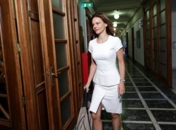 Αχτσιόγλου: Κάτω από το αφορολόγητο όσοι παίρνουν κατώτατο μισθό