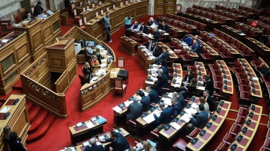 Ανατροπή: Πέρασε τελικά το άρθρο 3 για τις σχέσεις Εκκλησίας – Κράτους
