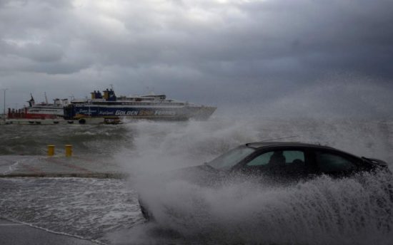 Στον κλοιό της καταιγίδας «Χιόνη» και σήμερα – Ισχυροί άνεμοι, βροχές και προβλήματα