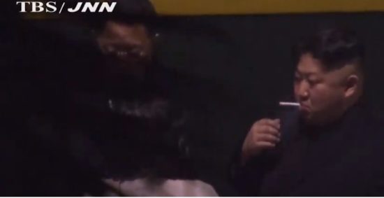 Ο Κιμ έκανε στάση για… τσιγάρο καθ’ οδόν για τη συνάντηση με Τραμπ