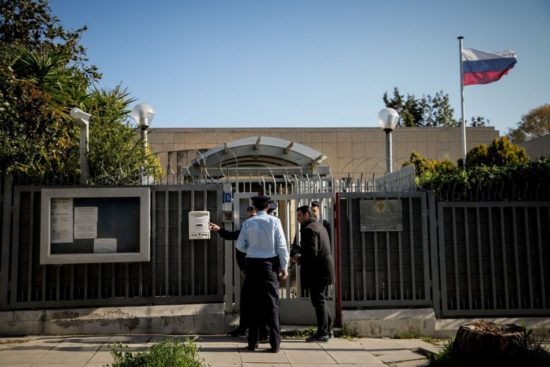 Καταδικάζει απερίφραστα το ΥΠΕΞ την επίθεση στο ρωσικό προξενείο