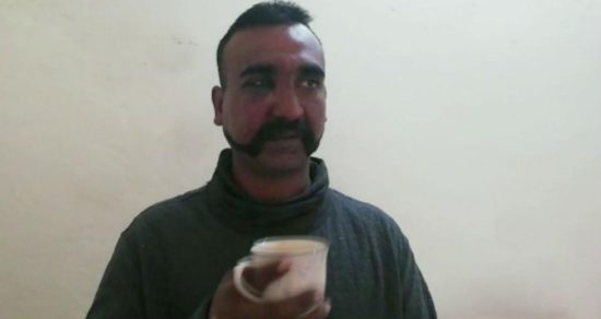 Πακιστάν: Ο Ινδός πιλότος που κρατείται θα αφεθεί ελεύθερος το απόγευμα