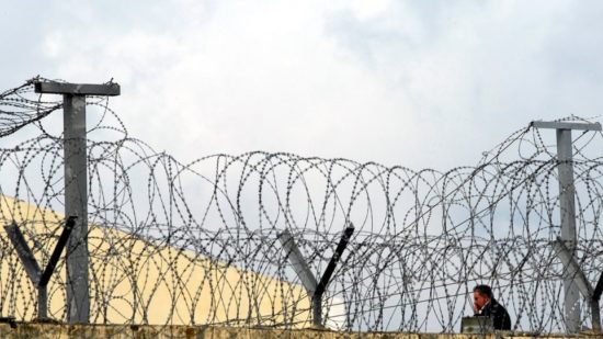 Νεαρός έκρυψε ναρκωτικά στα παπούτσια του για τον πατέρα του, στις φυλακές Τρικάλων