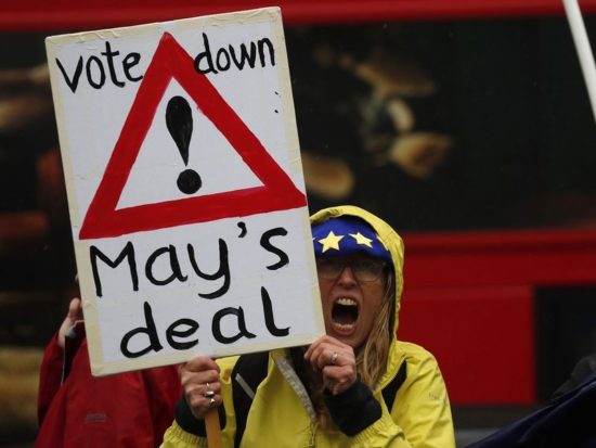 Brexit: Νέα συντριπτική ήττα της Μέι στο κοινοβούλιο