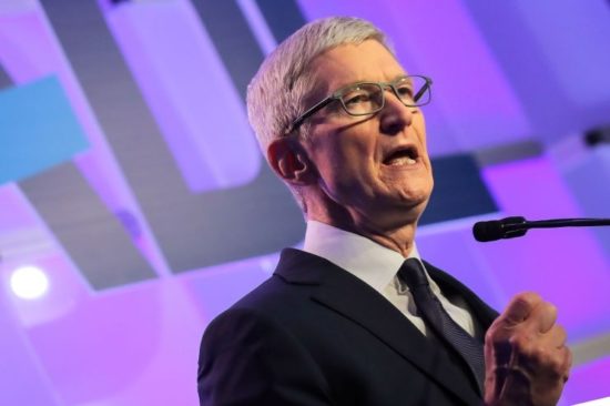 Apple: Η Spotify θέλει να βγάλει χρήματα από τη δουλειά των άλλων