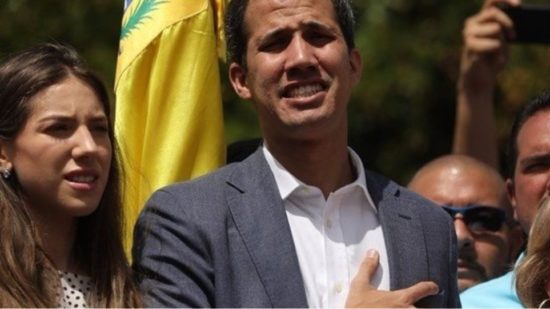 Βενεζουέλα: Ο Γκουαϊδό επιστρέφει στο Καράκας και καλεί σε διαδηλώσεις