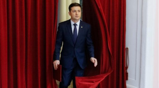 Ένας κωμικός ετοιμάζεται να κερδίσει τον πρώτο γύρο των προεδρικών εκλογών στην Ουκρανία