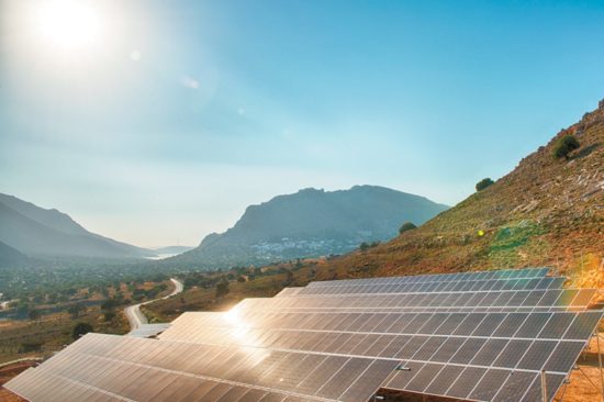 Διεθνείς κολοσσοί στη μάχη για πράσινη ενέργεια στα νησιά