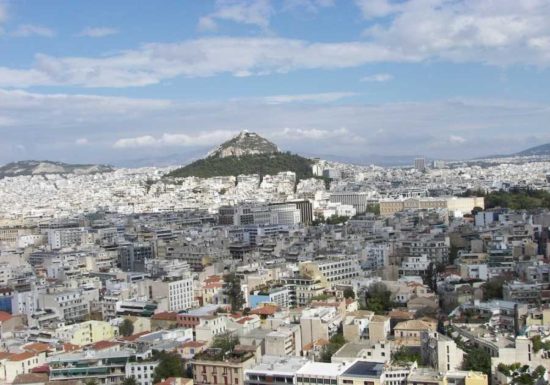 NYT: Η Ελλάδα ανακάμπτει χάρη σε «Χρυσή Βίζα» και Τουρισμό