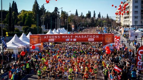 Ημιμαραθώνιος: 22.000 δρομείς «κατέλαβαν» την Αθήνα