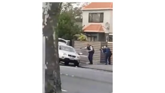 Η στιγμή που οι αστυνομικοί συλλαμβάνουν τον μακελάρη της Νέας Ζηλανδίας