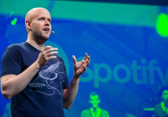 Η Spotify κατηγορεί την Apple για αθέμιτο «φόρο» στους ανταγωνιστές της