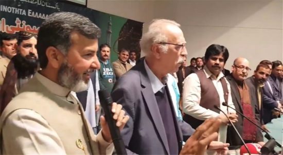 Βίντεο: Ο Βίτσας υπόσχεται την ελληνική ιθαγένεια στην πακιστανική κοινότητα