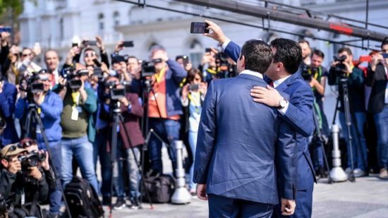Επιχείρηση «εδραίωσης» της Συμφωνίας των Πρεσπών με αγκαλιές και selfies