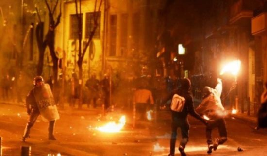 Ακόμα μια νύχτα με μολότοφ και χημικά στα Εξάρχεια