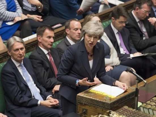 Brexit: Η Μέι «τρέχει» για λύση και η ΕΕ ετοιμάζεται για άτακτη έξοδο