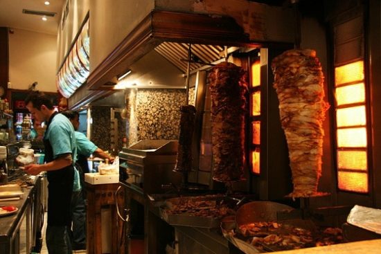 Διχασμένοι οι επιχειρηματίες για την αύξηση στο σουβλάκι