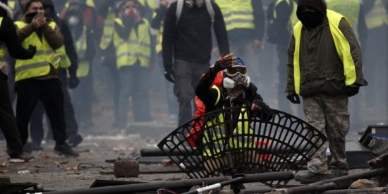 «Κίτρινα Γιλέκα»: Επεισόδια έξω από το Ευρωκοινοβούλιο στο Στρασβούργο