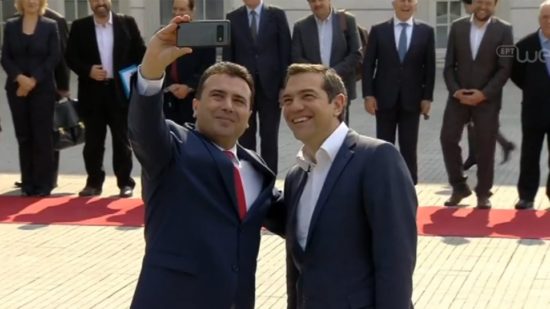 Με selfie υποδέχτηκε ο Ζάεφ τον Τσίπρα – Ποιοι τον συνοδεύουν