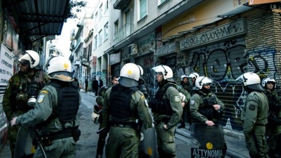 Νέα μεγάλη επιχείρηση της ΕΛΑΣ σε δύο κτήρια υπό κατάληψη στα Εξάρχεια