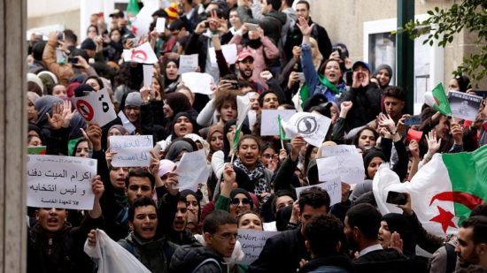 Η ακέφαλη Αλγερία, ενώπιον σκληρών οικονομικών διλημμάτων