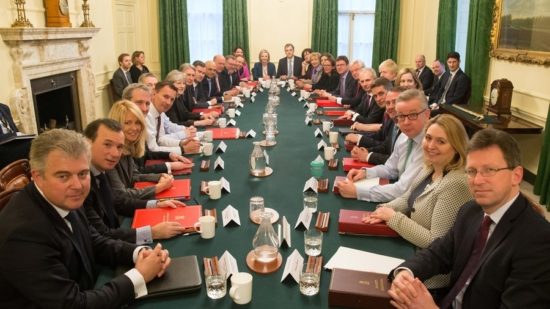 Με σάντουιτς αλλά χωρίς κινητά, συσκέπτονταν οι υπουργοί της Μέι για το brexit