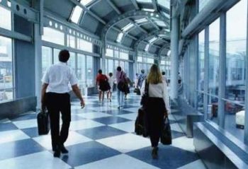 Έρευνα: Πιο ανήσυχοι οι Έλληνες για το brain drain παρά για το μεταναστευτικό