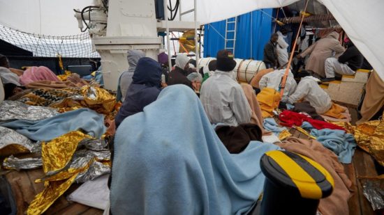 Παραμένουν πάνω στο πλοίο Sea Eye οι μετανάστες – Μόνο μια νεαρή έγκυος αποβιβάστηκε στη Μάλτα