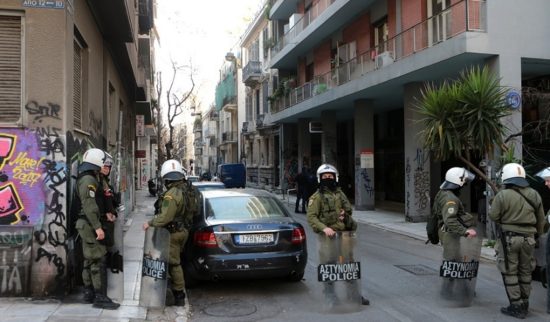 Μεγάλη επιχείρηση της ΕΛ.ΑΣ. σε κτήρια υπό κατάληψη στα Εξάρχεια