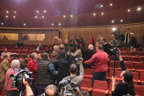 Συνδικαλιστικός εμφύλιος στο συνέδριο της ΓΣΕΕ με ξύλο και 4 τραυματίες