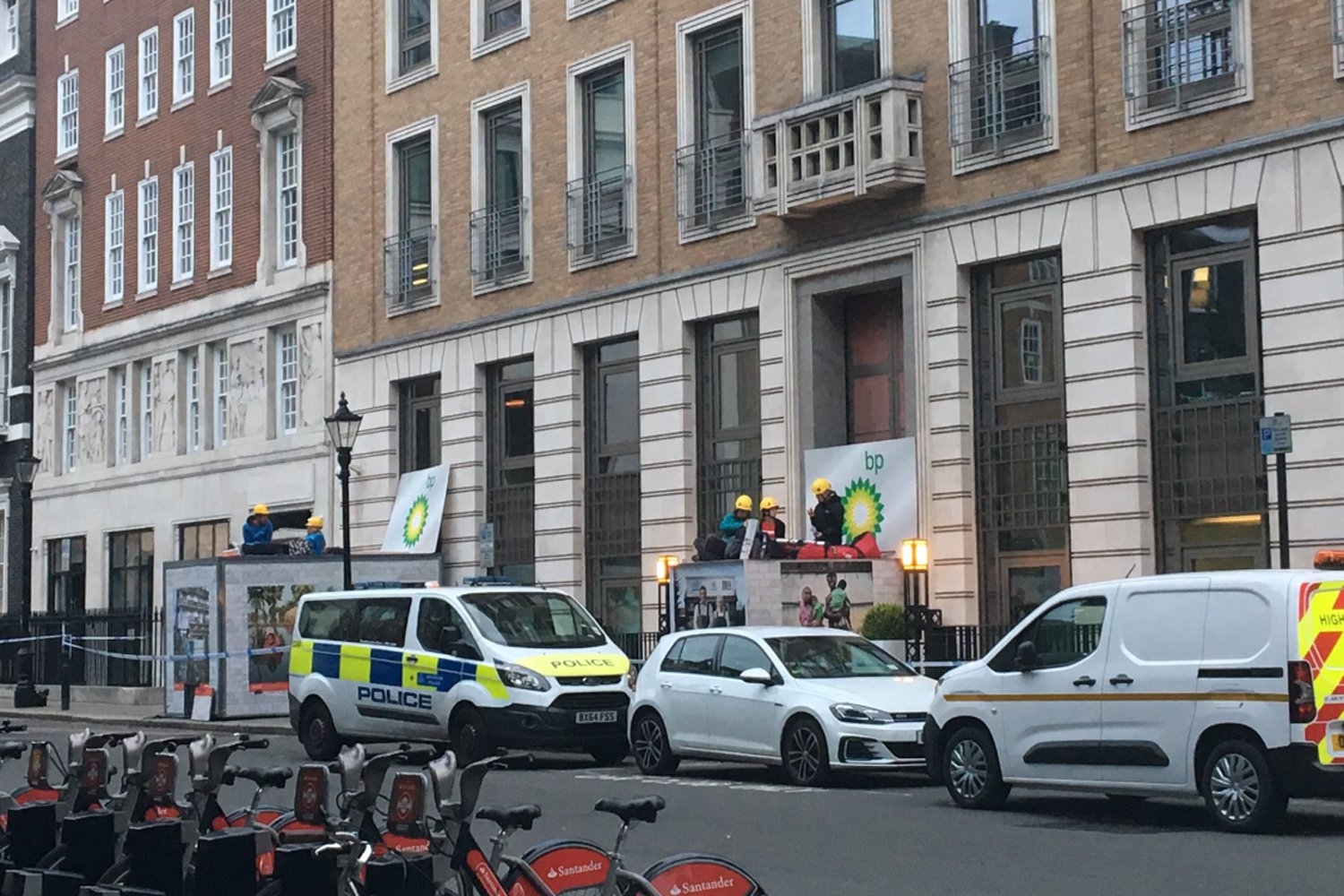 Ακτιβιστές της Greenpeace μπλόκαραν τα κεντρικά της BP στο Λονδίνο