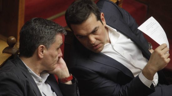 Προεκλογικό «σπριντ» με παροχές που χρηματοδοτούνται από… λιτότητα €5,5 δισ.