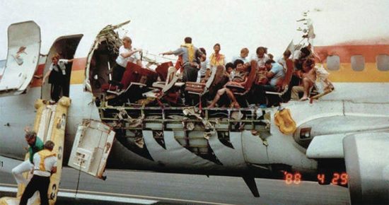 Τι θα συμβεί εάν ανοίξει η πόρτα του αεροπλάνου εν ώρα πτήσης