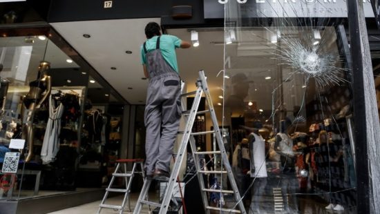 Ξέφραγο αμπέλι η Αθήνα: Χυδαία συνθήματα για τον Παύλο Μπακογιάννη μετά την επίθεση στη Βουλή