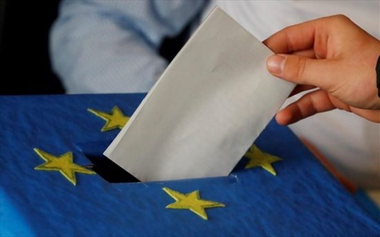 Ο ΣΥΡΙΖΑ δίνει ό,τι μπορεί για να «σωθεί»: Άδειες, ελεύθερα διόδια και θέσεις σε Πανεπιστήμια