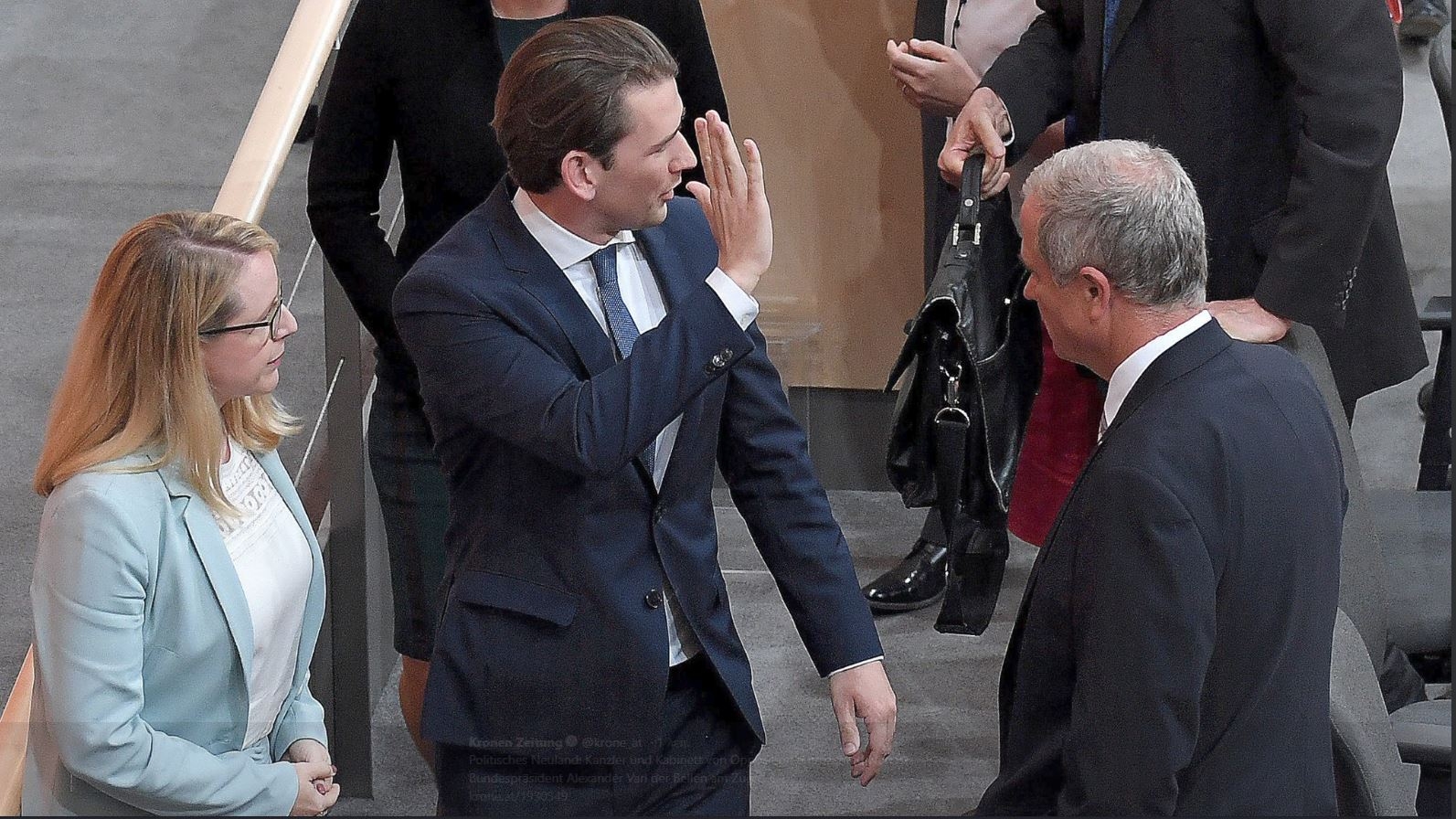 Αυστρία: Ο ομοσπονδιακός πρόεδρος επικύρωσε την ανατροπή της κυβέρνησης Κουρτς