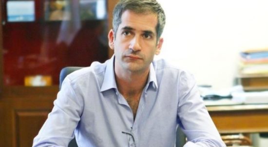 Πρόκληση στον Κώστα Μπακογιάννη από αντιεξουσιαστές ενώ δειπνούσε σε ταβέρνα στα Πετράλωνα