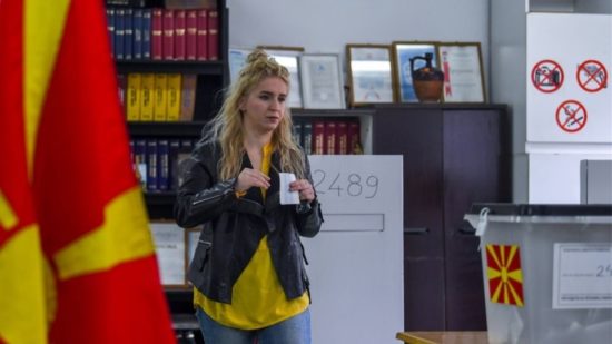 Προεδρικές εκλογές στα Σκόπια: Έκλεισαν οι κάλπες, κοντά στην εκλογή ο εκλεκτός του Ζάεφ