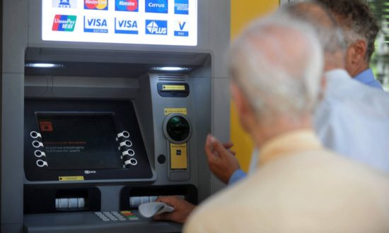 Δείγμα της μισής 13ης σύνταξης στις τσέπες των συνταξιούχων