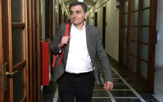 Μέτρα λιτότητας -αντί νέων παροχών- «βλέπουν» για τη συνέχεια οι θεσμοί