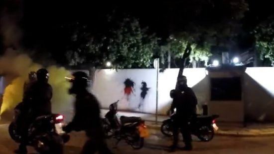 Ο Ρουβίκωνας ανέλαβε την ευθύνη για την επίθεση στην οικία του Αμερικανού πρέσβη – Βίντεο